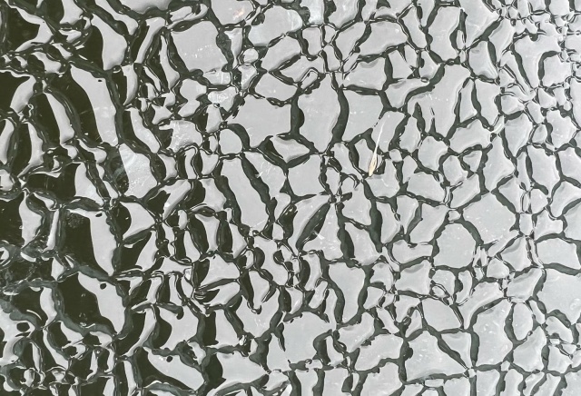 На озере в Красноярском крае заметили «кожаный» лед