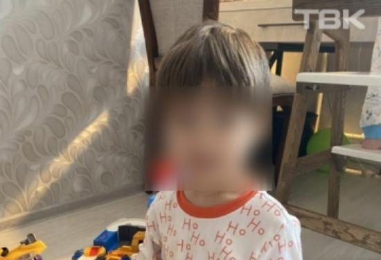 Скончался 3-летний мальчик, который застрял в горке в Лесосибирске: ребенок месяц был в коме
