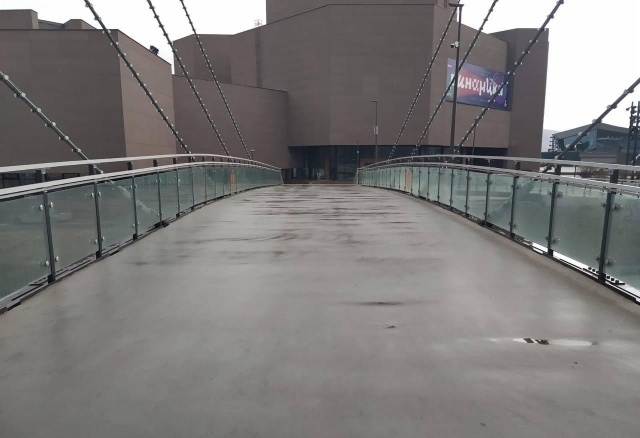 «Не без участия пешеходов»: пешеходный мост у красноярской филармонии испортился