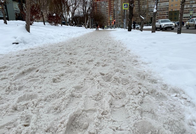 «В городе есть пешеходы. Про них опять забыли?»: красноярский фотограф Сергей Токарев раскритиковал уборку улиц от снега
