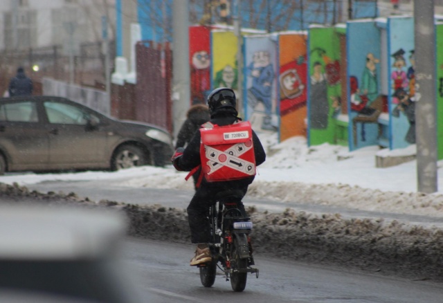 Мигрантам запретят работать курьерами в Красноярском крае