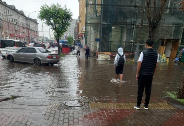 «На Октябрьский мост не суйтесь»: в Красноярске за ночь выпало 36% от месячной нормы осадков 