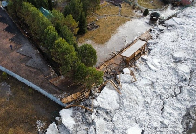 Новую набережную в поселке Манский разрушило ледоходом