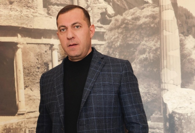 Главу компании-подрядчика по ремонту дорог в Красноярске задержали: в офисе прошли обыски