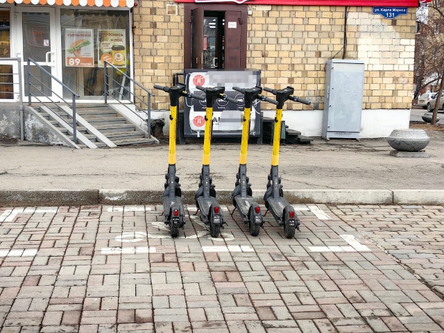Самокатчики, лужи и парковки: что не нравится красноярцам в центре города