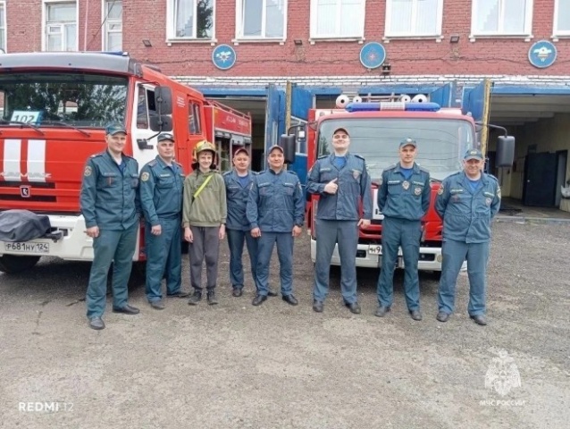 Пожарные спасли женщину и 10-летнего мальчика из горящей многоэтажки в Красноярске