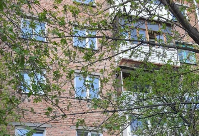 Ребенок выпал из окна 4 этажа в Красноярске