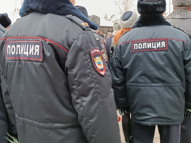 Мужчина попытался напасть на полицейских с бензопилой в Красноярском крае
