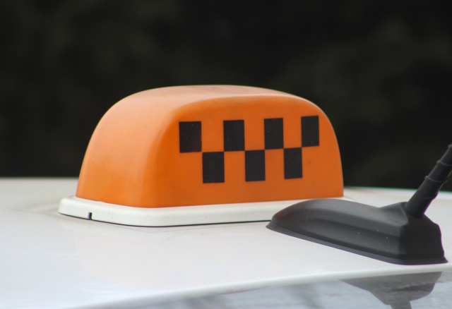 Мигрантам в Красноярском крае запретили работать в такси и продавцами алкоголя