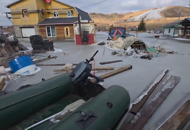 «Теперь у нас не лодки, а ледокол»: подтопленные СНТ под Красноярском сковало льдом