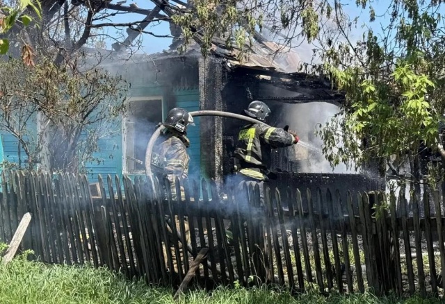 Двое подростков вытащили мать с детьми из горящего дома в Ужуре