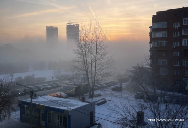 Рейсы в аэропорту задержали, над городом – смог: как Красноярск живет под «черным небом»