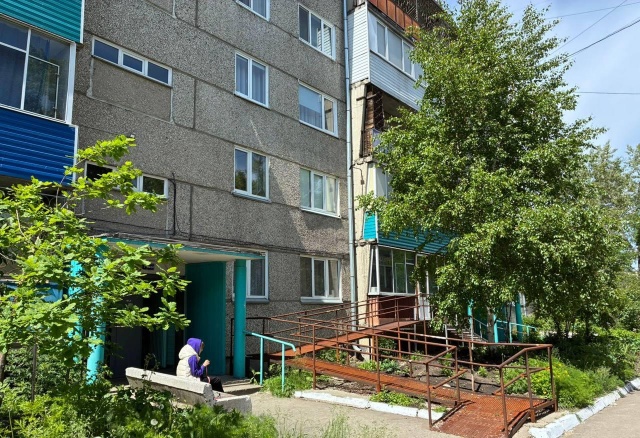 Маленький мальчик выпал из окна дома в Саяногорске