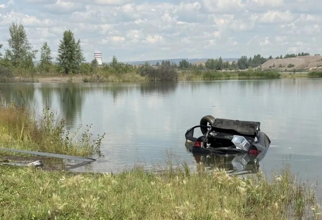 Автомобиль с девушкой внутри затонул в озере Красноярского края