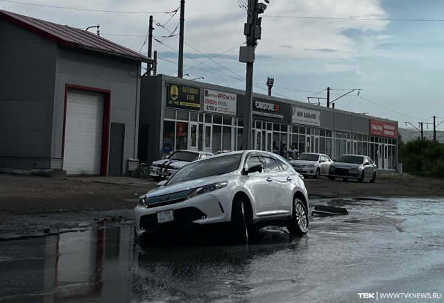 Затопленные квартиры и размытые дороги: последствия сильного ливня в Красноярске