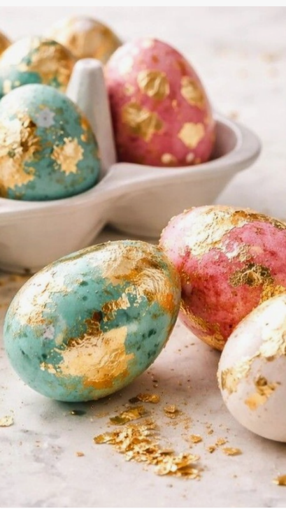 12 способов покрасить яйца к Пасхе: трендовые и классические варианты