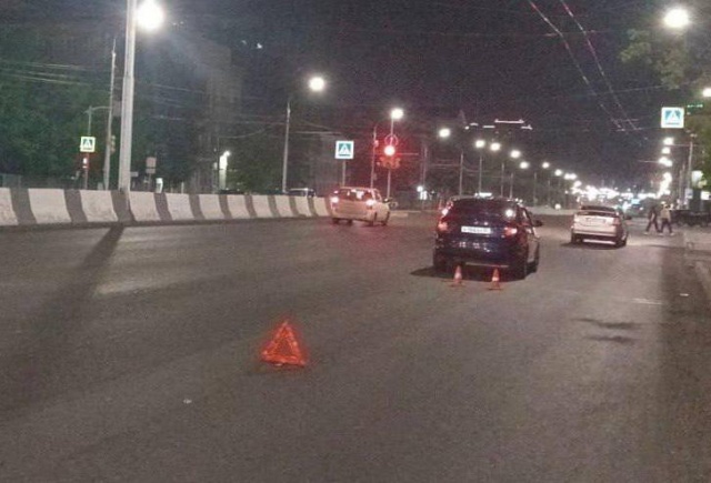 Красноярец переехал бродившего по проезжей части мужчину: пешеход скончался в больнице