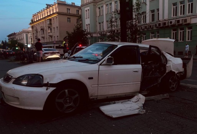 Иномарка врезалась в столб и сбила двух подростков на тротуаре в центре Красноярска