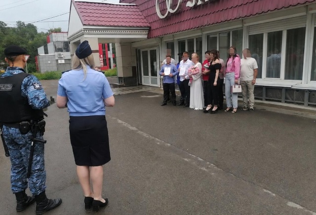 Жениха и его свидетеля судебные приставы забрали прямо со свадьбы в Хакасии