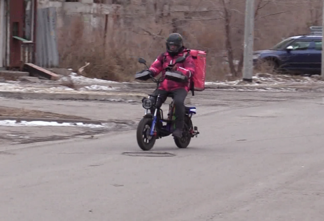 «Ускорился и поехал дальше»: курьер «Самоката» едва не сбил ребенка в Красноярске